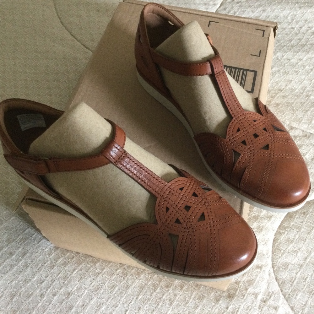 Cobb Hill t strap closed toe sandals size 8 NIB